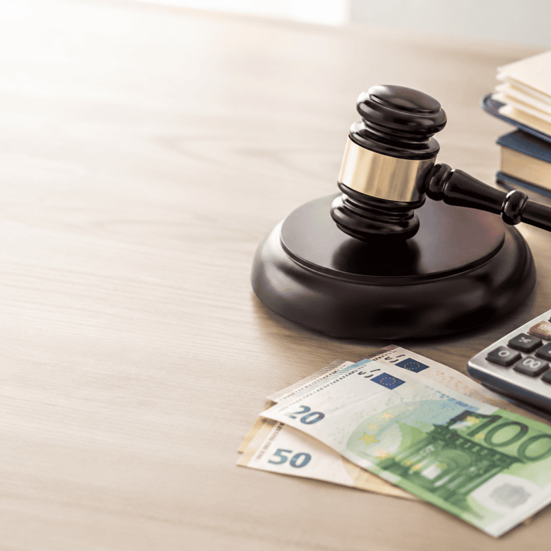 Patrocinio a spese dello stato: martelletto, calcolatrice e banconote in euro