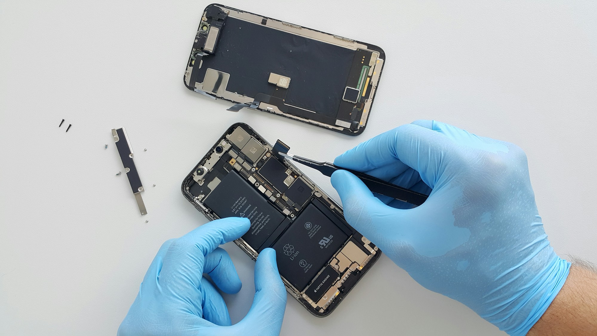 Cellulare o computer sequestrato: cosa possono controllare e quando viene restituito?